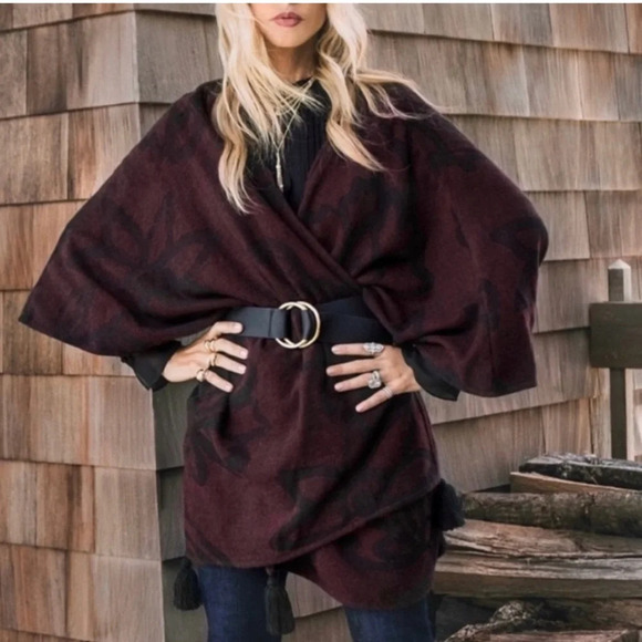 Cleobella Sevigny Capelet Shawl Poncho Cape One Size Maroon Black - Picture 2 of 10